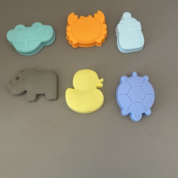 Silicone Beach and Sand Toys Collapsible Beach Bucket and Toys For Kids w/Bag - Picture 4 of 8